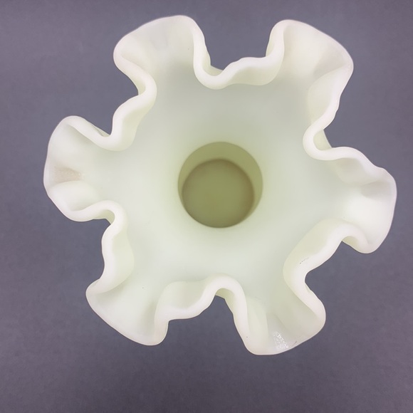 Vintage Fenton Custard Glass Vase Ruffled Uranium - Picture 4 of 7